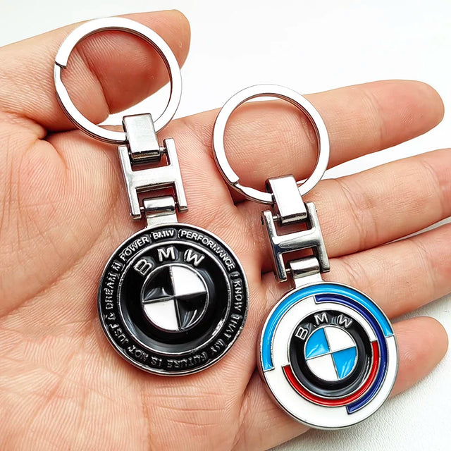 מחזיק מפתחות מתכתי בעיצוב יום השנה ה-50 ל-BMW X2